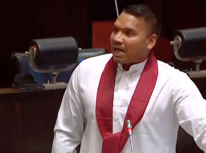 විනිශ්චයකාරවරුන් ගේ කාලය දීර්ඝ කිරීමට විරුද්ධ වෙන්නේ හොරු නම්, මහනායක හිමිවරුත් හොරුද ? - නාමල් රාජපක්ෂ විමසයි