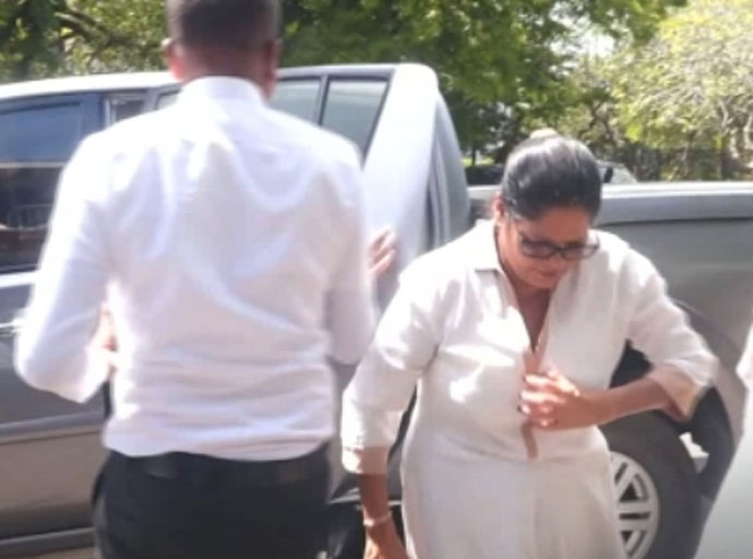තොටළඟ පොඩ්ඩි ගේ දේපොළ පවතින්නේ ඥාතීන් ගේ සහ අසල්වාසීන් ගේ නම් යටතේ