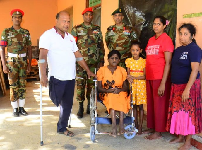 යුධ හමුදාධිපතිගෙන් කළ ඉල්ලීමකට අනුව පූර්ණ ආබාධිත රණවිරු බිරිඳකට රෝද පුටුවක්