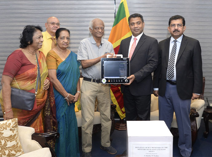 මෙරට සෞඛ්‍ය පද්ධතියට "Colombo 75 Medics" සංගමයෙන් රුපියල් මිලියන 1.7 ක ICU මොනිටර් පරිත්‍යාගයක්!