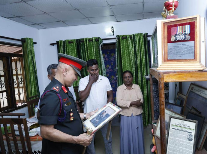 පෙරියතම්පනේදී දිවිපිදූ අභීත රණවිරුවාගේ පවුලේ සුවදුක් සොයා යුද්ධ හමුදාධිපති රණවිරු නිවසට