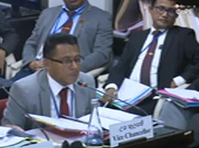 පේරාදෙණිය විශ්වවිද්‍යාලයේ හිටපු ප්‍රධාන ආරක්ෂක නිලධාරියා ගස් යන ලකුණු