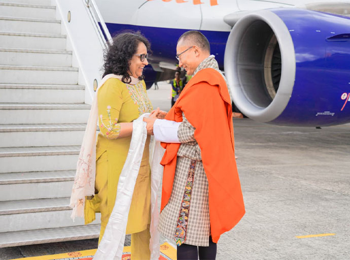 අග්‍රාමාත්‍ය ආචාර්ය හරිනි අමරසූරිය  පිළිගන්න භූතාන අගමැති එයි