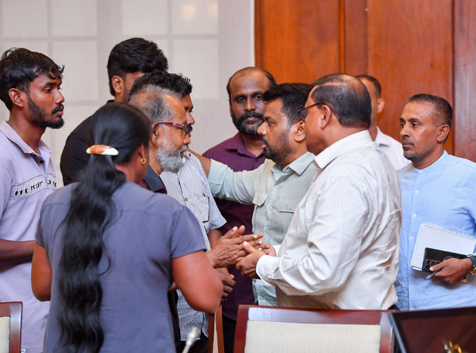 සිවරාසා අනෝජන් ගේ දෙමාපියෝ ජනපති හමුවෙති
