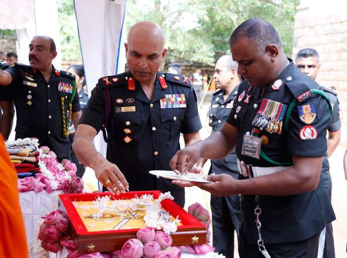 ​යුද්ධ හමුදා 77 වන සංවත්සරය නිමිත්තෙන් ජය ශ්‍රී මහා බෝධීන් වහන්සේ අභියසදී යුද්ධ හමුදා ධජ ආශිර්වාද පූජා උළෙලක්