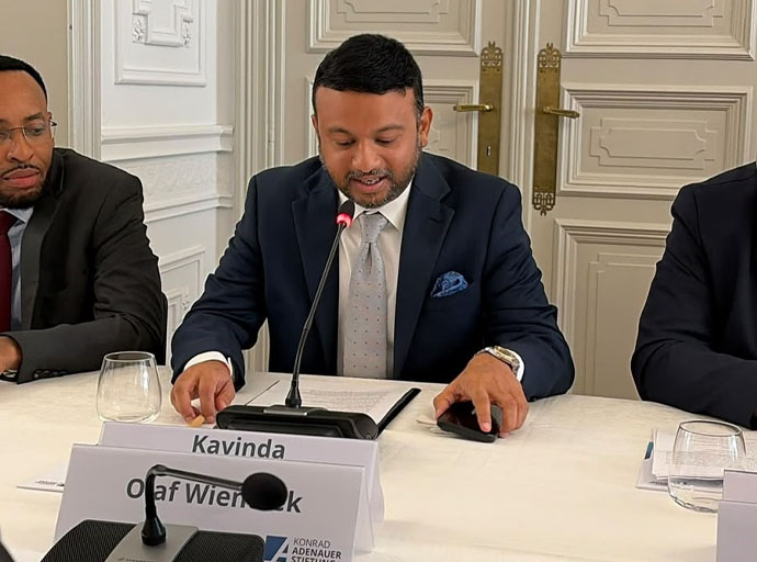 "දේශපාලන පක්ෂ නායකයින් මත නොව ආයතන මත යැපිය යුතුයි" - වෛද්‍ය කවින්ද ජයවර්ධන බ්‍රසල්ස් වටමේස සාකච්ඡාවේදී කියයි