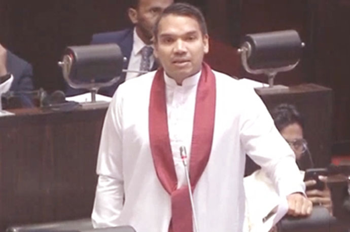 "මිනිස්සු ජීවත් වෙන්න විදිහක් නැතුව කෝටි 15,000ක කණකර බඩු උගස් තියලා" - නාමල් රාජපක්ෂ