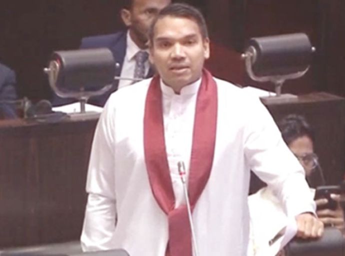 "මිනිස්සු ජීවත් වෙන්න විදිහක් නැතුව කෝටි 15,000ක කණකර බඩු උගස් තියලා" - නාමල් රාජපක්ෂ