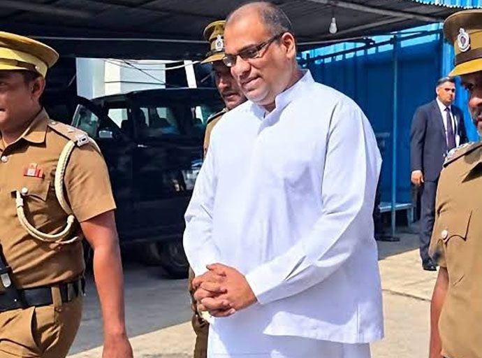 ඥානසාර හිමියන් සිවුර සහිතව අධිකරණයට ඉදිරිපත් කරන්න: ශ්‍රේෂ්ඨාධිකරණයට මූලික අයිතිවාසිකම් පෙත්සමක්