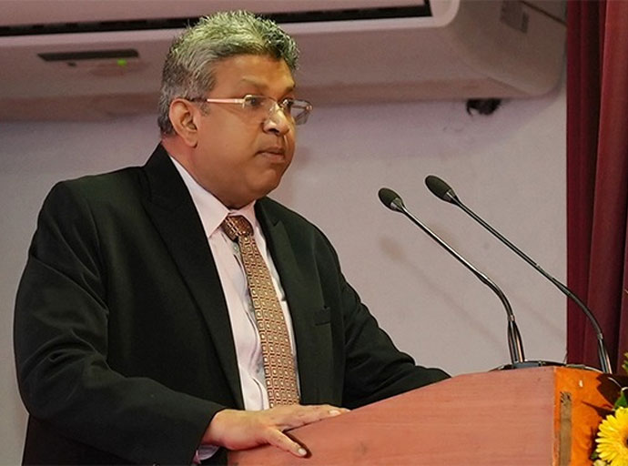 "රාජකාරියට බාධා ආවොත් වහාම මට කියන්න" –අමාත්‍ය හර්ෂණ නනායක්කාර