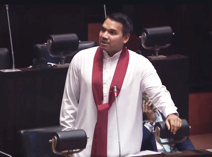 "පොලිස්පතිවරයාට මොකක්ද වෙන්නේ කියන එකත් අපි බලාගෙන ඉන්නවා"  - නාමල් රාජපක්ෂ