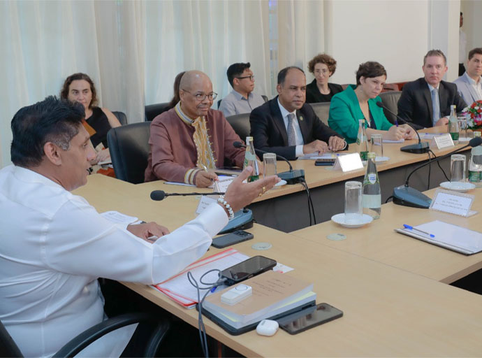 යෝජිත ආරක්ෂක නීති ගැන සජිත් රාජ්‍ය තාන්ත්‍රිකයින් දැනුවත් කරයි