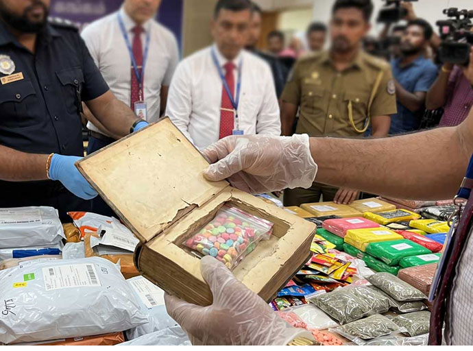 මධ්‍යම තැපැල් හුවමාරුවේදී කෝටි 6 කට අධික මත්ද්‍රව්‍ය තොගයක් රේගු භාරයට! 