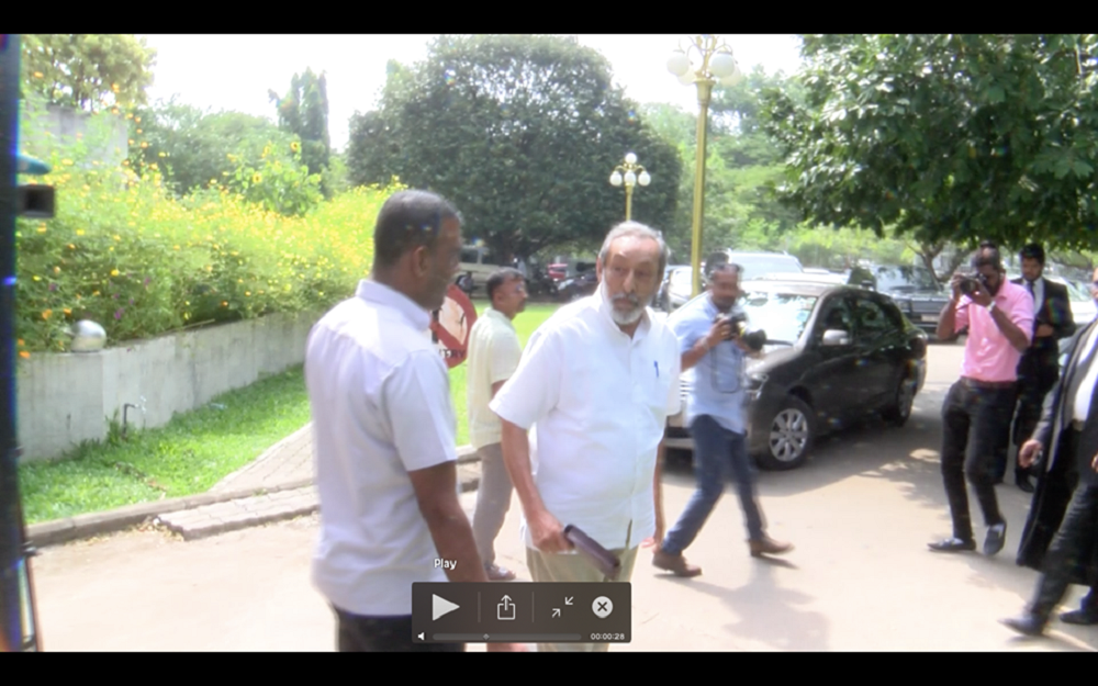 කෝ.. ඩෝ .. කවුද අඩෝ..හු.. කියන්නේ : වාසු උසාවි පරිශ්‍රයේ යකා නටයි ! (වීඩියෝ)