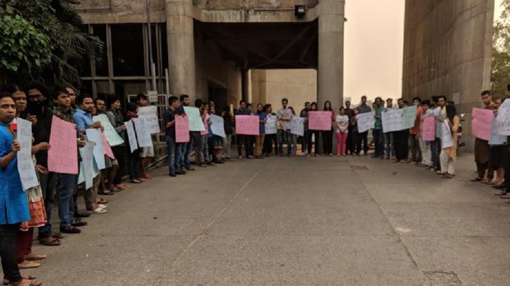 කුමන්ත්‍රණ ආණ්ඩුවට එරෙහිව : ඉන්දීය විශ්ව විද්‍යාල සිසුන් විරෝධයක (India Today)