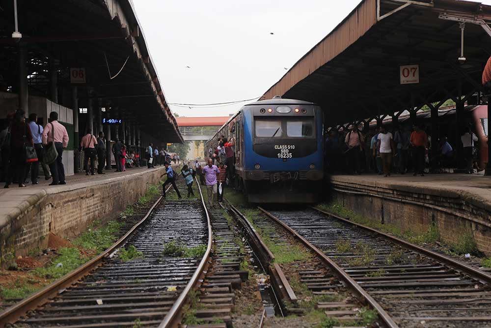 දුම්රිය ධාවනයට වෘත්තීය සමිති කිහිපයක් ඉදිරිපත් වෙයි !
