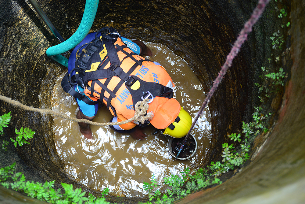 ගංවතුරට අපවිත්‍ර වු පානීය ජල ළිං පිරිසිදු කිරීමට නාවික හමුදා සහාය