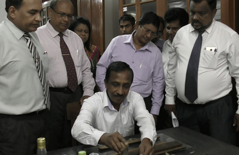 පේරාදෙණි සරසවියේ කෞතුක භාණ්ඩ රැසක් අනතුරේ !