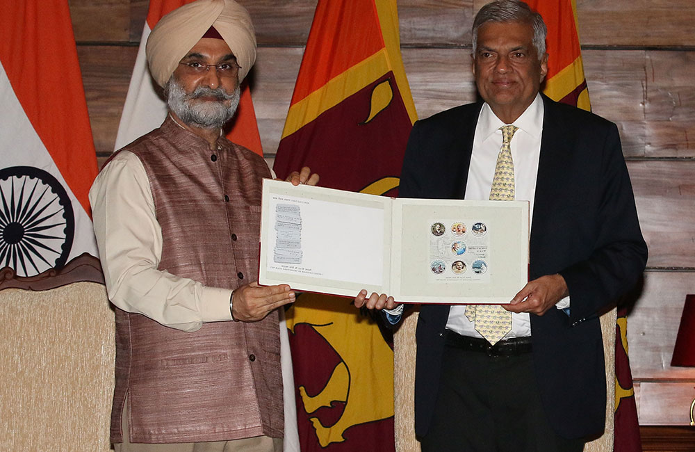 මහත්මා ගාන්ධි ජන්ම සැමරුමට : ලංකාවෙන් සමරු මුද්දරයක් !