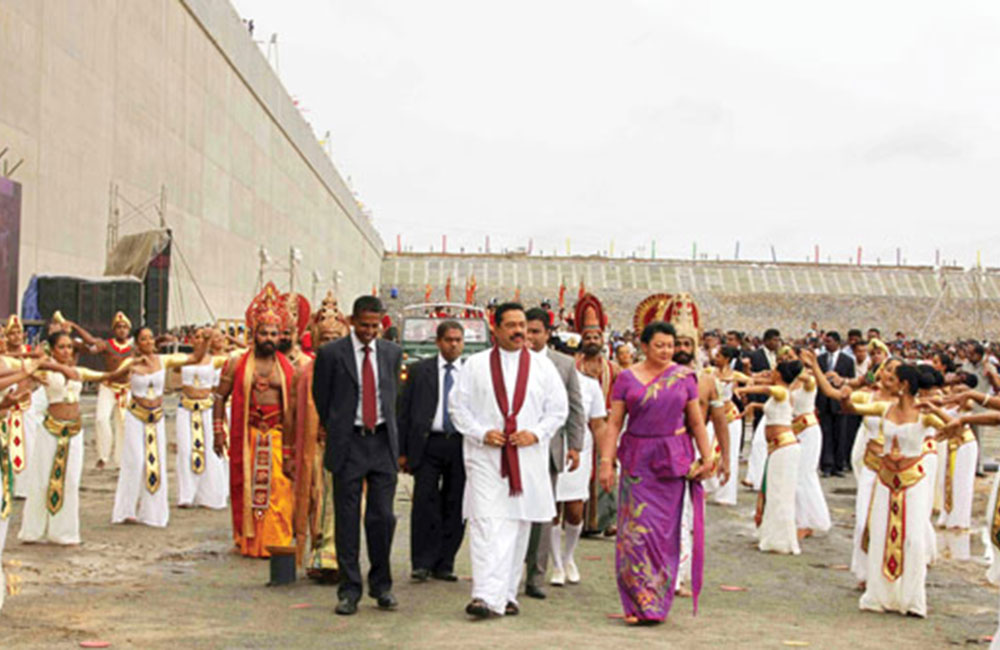 හම්බන්තොට වරාය චීනට : ඩොලර් මිලියන 7.6ක් මහින්දට !