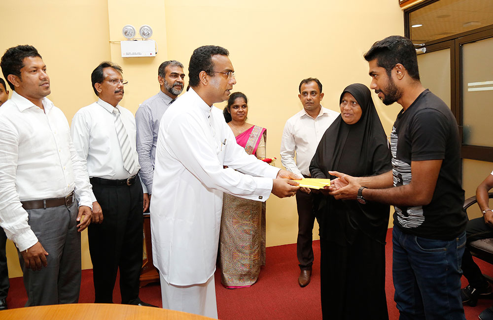 හොරෙන් රට රස්සාවට ගියොත් බලාගෙනයි - මනුෂ අනතුරු හඟවයි !