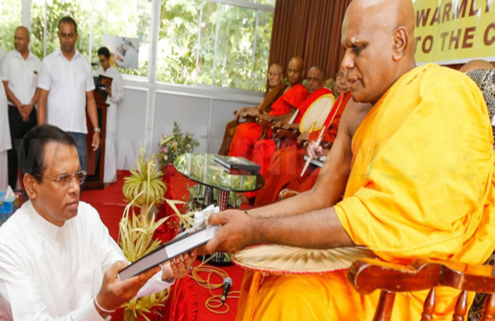 ගෝඨාට හිට්ලර් වෙන්න දේශනා කළ හිමිගේ "ගල්පිළිමය"  ජනාධිපතිට !