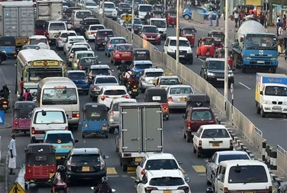 මගීන් අඩුවෙලා වාහන වැඩිවෙලා !