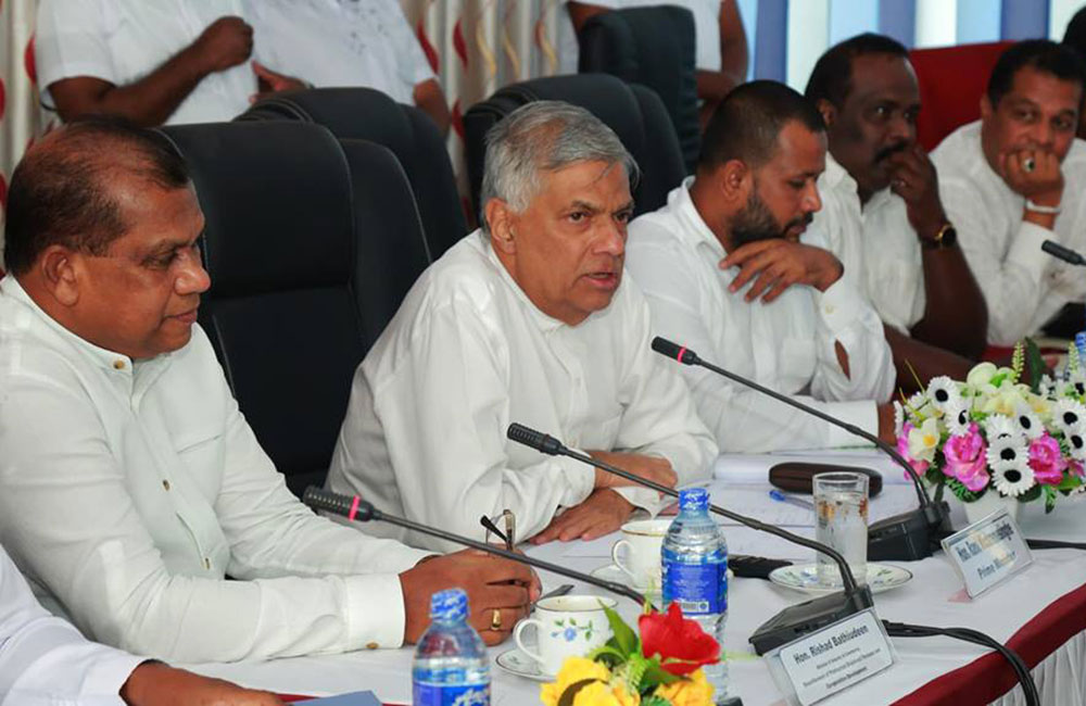 ජලගැලීමෙන් පීඩාවට පත් පවුල්වලින් බැංකු ණය එකතුකිරීම අත්හිටුවනවා - රනිල්