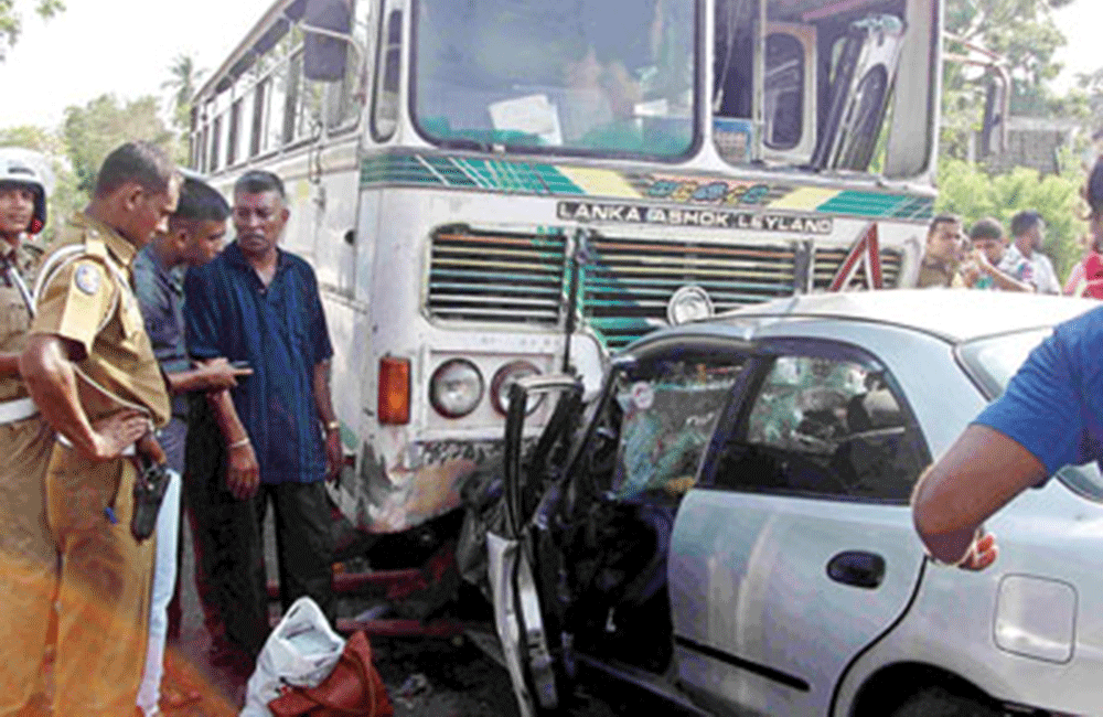පාරේ යන්න දන්නේ නැති නිසා ලංකාවේ දිනකට අටදෙනෙකුට වෙන දේ !