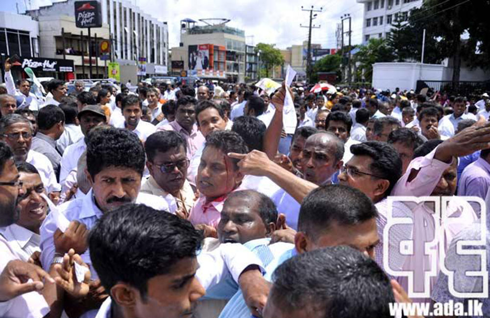 ගුරු සංගම් 14ක් : අකිල විසි කරයි