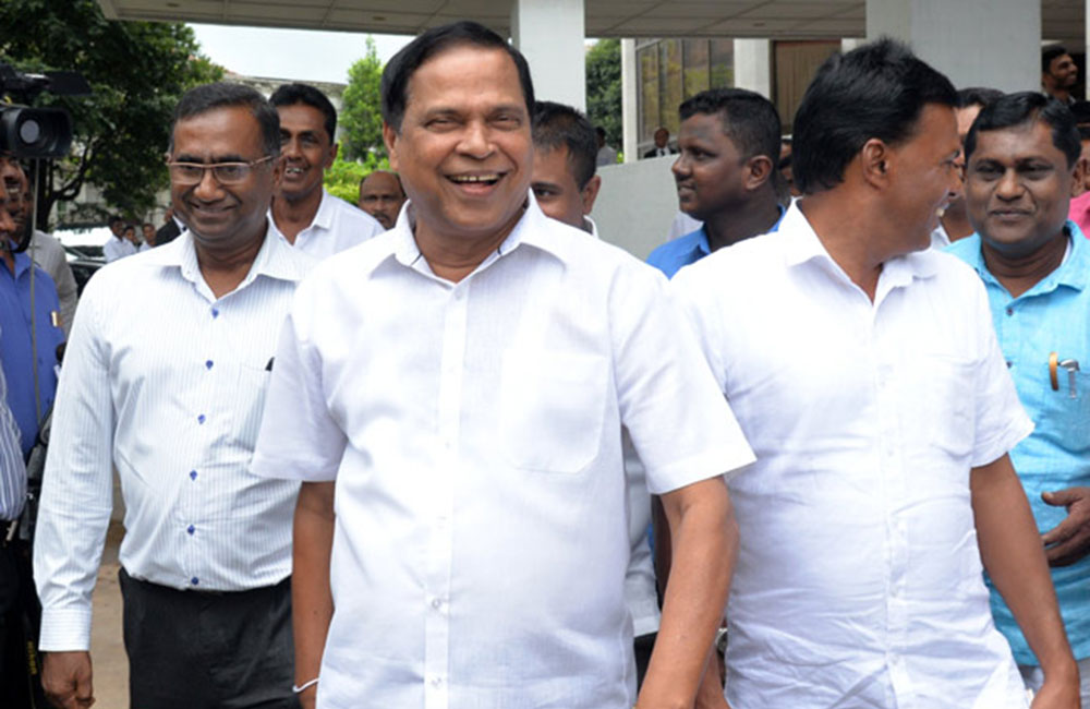    ඇමැති පියසේන ගමගේ නාගොඩ පොලීසියේදී යකා නටයි
