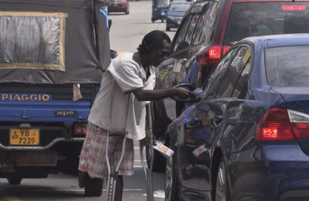 යාචක තහනම: යාචකයකුගේ දිනක ආදායම රු 2,000 ක් !