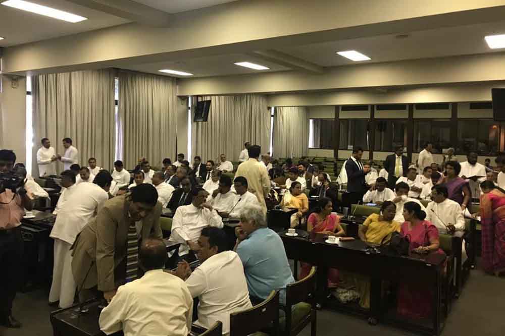 කුමන්ත්‍රණ ආණ්ඩුව : ජනතා නියෝජිතයන්ට කෝටි 50 ක් ලංසු තබයි ! 