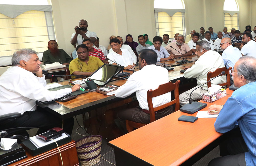 කුමන්ත්‍රණය පරදවන්න : විශ්වවිද්‍යාල ආචාර්යවරුන් - වෘත්තීය සමිති එක්වේ !