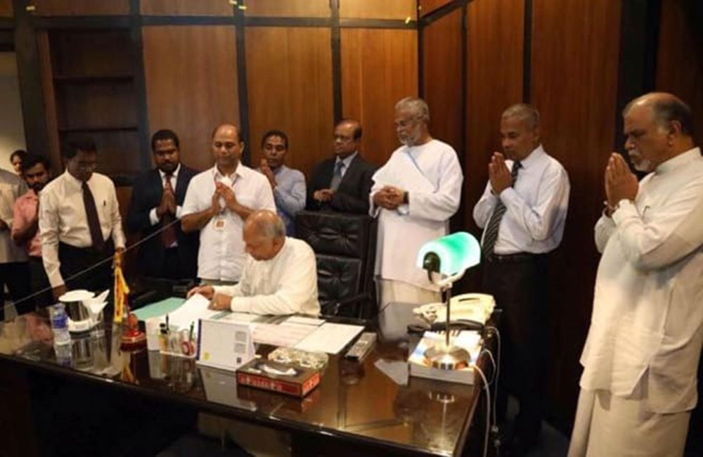 පාර්ලිමේන්තු සම්ප්‍රදාය බල්ලට යයි : පාර්ලිමේන්තුව වසා සභානායක පොළවෙන් මතුවෙයි ! 