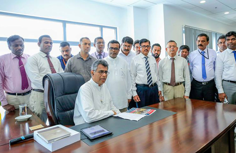 කුමන්ත්‍රණ ආණ්ඩුව නිසා  ජපන් ආධාර නවතී : පාඨලී ක්ෂණිකව අමාත්‍යංශයට ! 