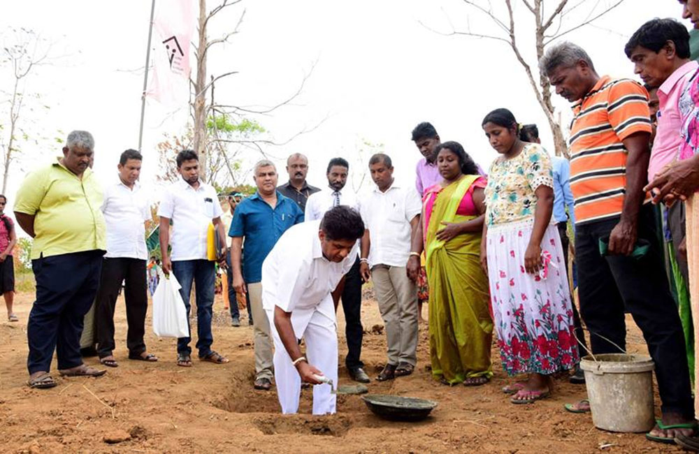 අසරණ රෝගී ජනතාවට වැඩි මිලට ඖෂධ විකිණීම මොන දේශප්රේමයක්ද ?- සජිත්
