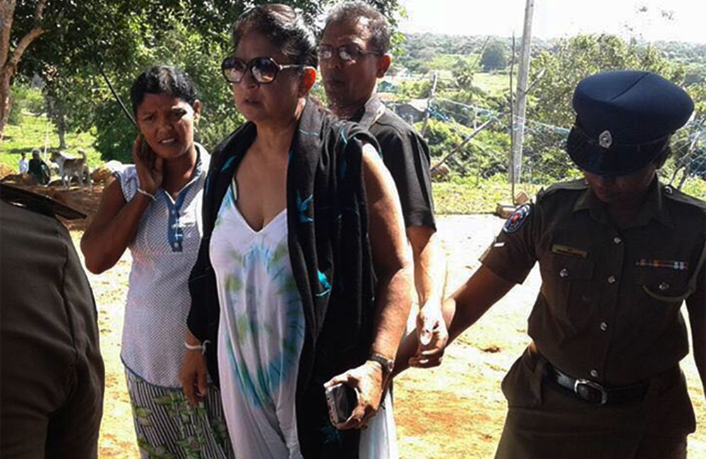 හින්දු බැතිමතුන්ට ''වැඩේ දෙන” බවට ආණ්ඩුකාර බිරියගෙන් තර්ජන! (වීඩියෝ)