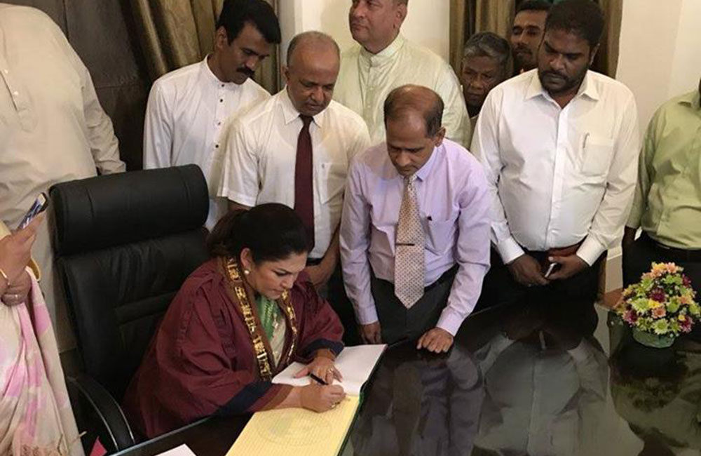 කොළඹ මහ නගරසභාවේ පළමු පුරපතිනිය ලෙස රෝසි වැඩ බාරගනියි