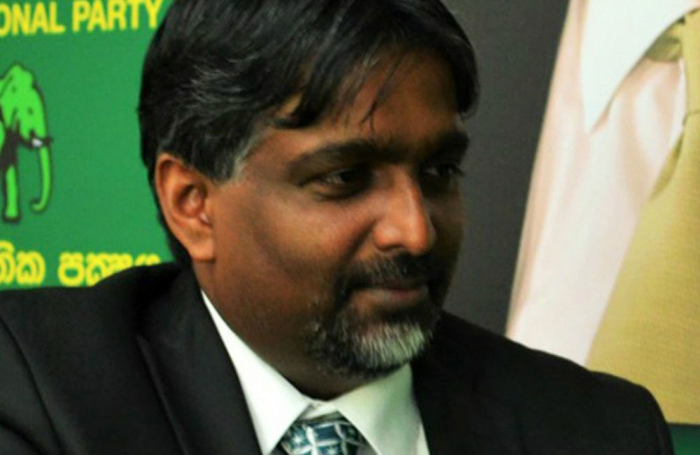 ආශු ඉල්ලා අස්වෙයි !