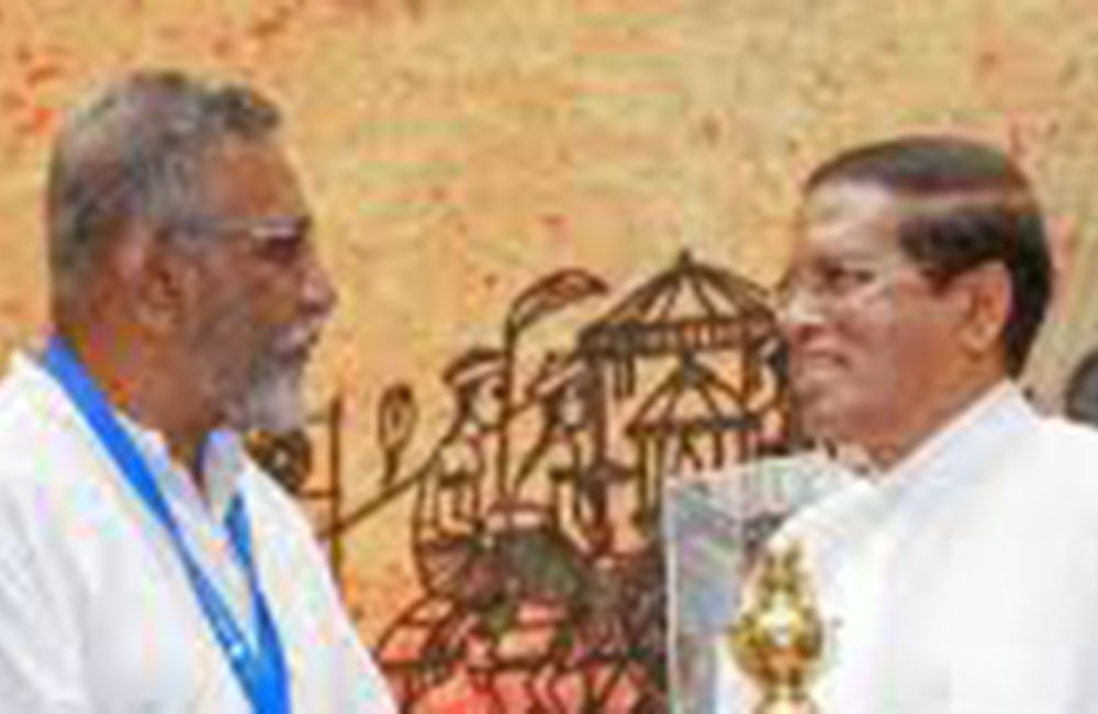 මහින්දගෙන් සිරිසේනට තල්ලුවක් !