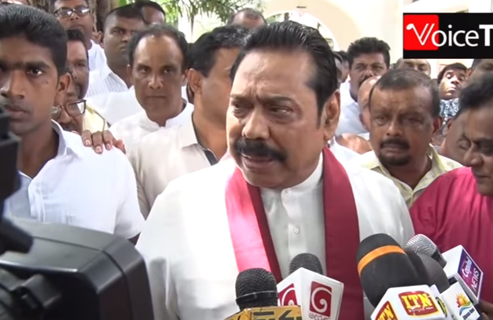 'මෝඩ යකෙක් මු' - මහින්ද ලේකම්ට කඩා පනියි ! (වීඩියෝ)