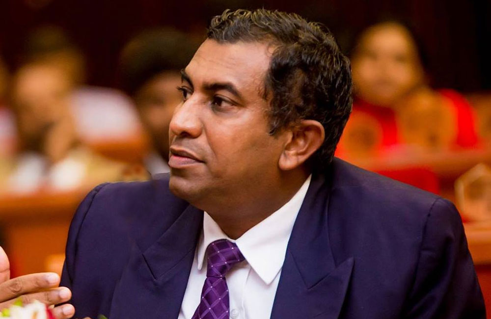 ලෙකෝ ඉංජිනේරු ලොක්කාගේ වාහනයත් හොර පාරෙන්