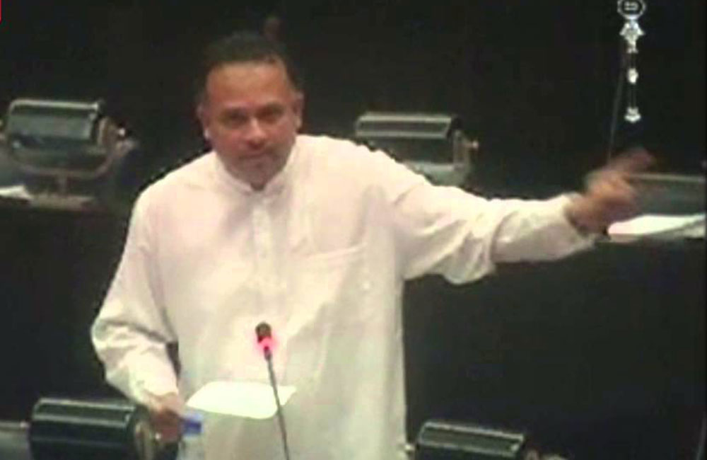 ලංකාවට ත‍්‍රිරෝද රථ ගෙන ඒම නැවැත්විය යුතුයි - නවීන්