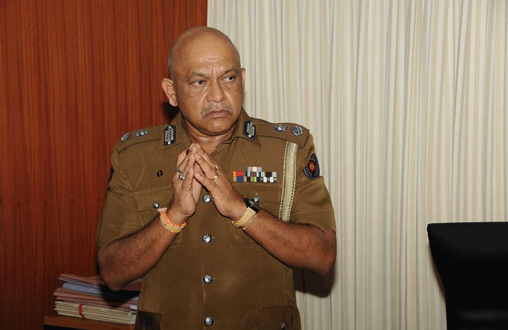 රවී විශ්‍රාම යවන පොලිස්පතිගේ සීතල ගේම මාට්ටු