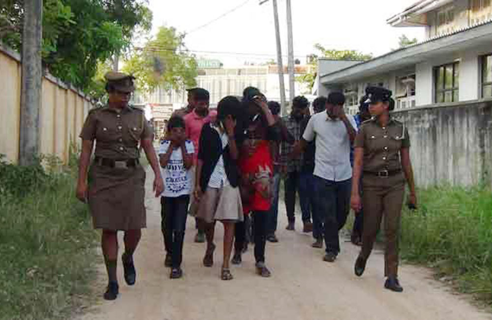 මුහුදෙන් ප්‍රංශයට යන්න ගිය ගමන : බන්ධනාගාරයෙන් නැවතිලා !