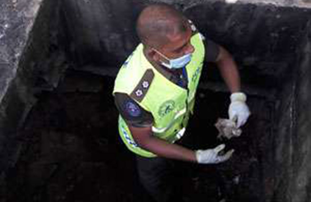 තරුණයන් ඝාතනය කල පොලිස් නිලධාරීන්ගේ ලේ වැකි නිල ඇදුම් පුලුස්සලා :