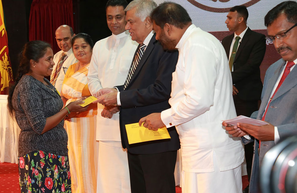 සංවර්ධන කටයුතු අවසන් කරන්න : අගමැති දින දෙයි !