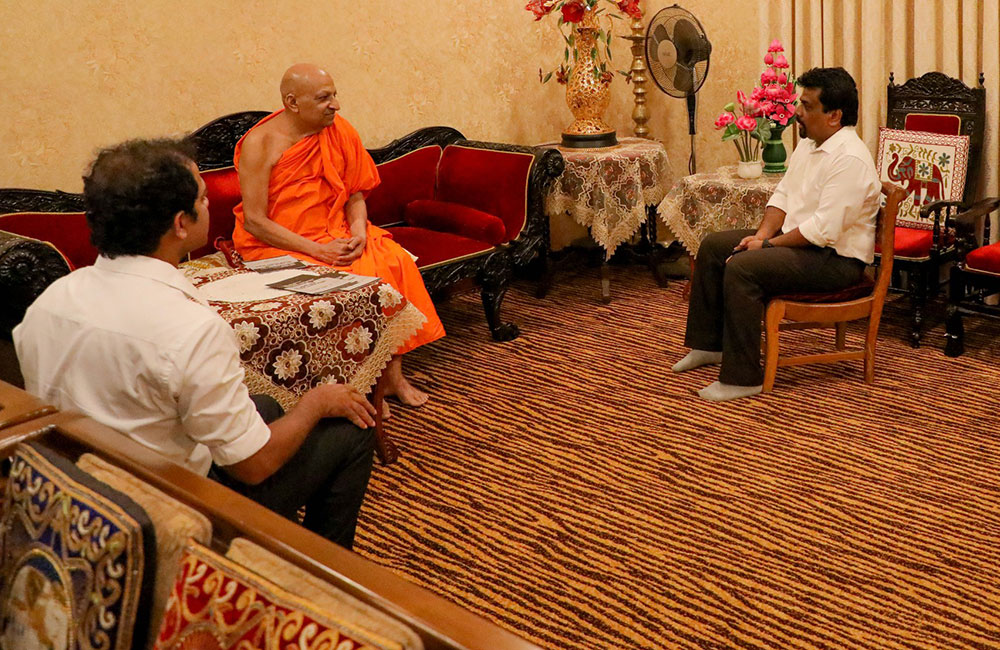 අන්තවාදයට එරෙහි යෝජනා ගෙන : ජවිපෙ මල්වතු විහාරයට !