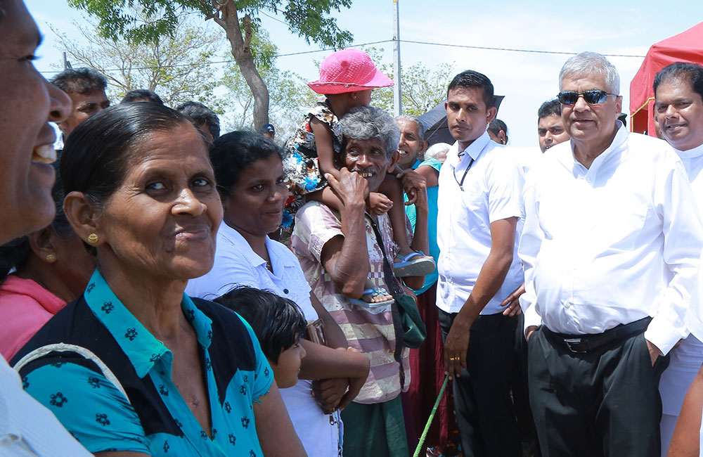 ආණ්ඩුවක් තිබිලත් ජනතාවට ඉඩම් අයිතිය දෙන්න සටන් කරන්න වෙලා !